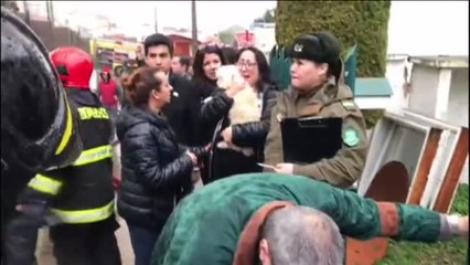 Los bomberos resucitan in extremis a un perro en el sur de Chile