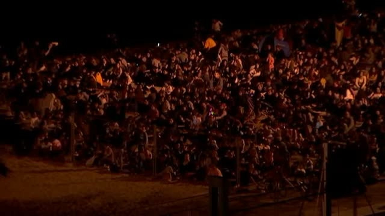 Badalona quemó ayer su 'Dimoni' vestido de preso y encerrado en una celda con el número 155