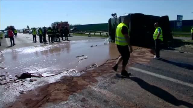 Un camión que transporta chocolate líquido vuelca en una carretera en Polonia