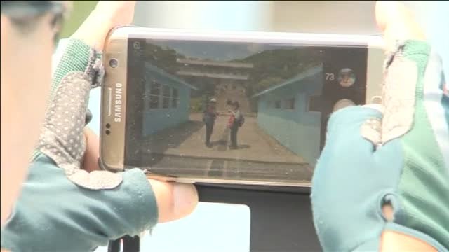 El famoso apretón de manos entre los presidentes de las dos Coreas, una atracción para los turistas