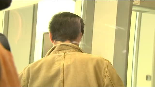 El 'estafador del amor' abandona los juzgados a la carrera perseguido por la prensa