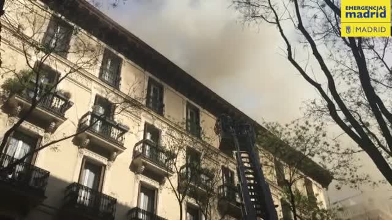 Un incendio en el barrio de Salamanca de Madrid obliga a desplazarse a 10 dotaciones de bomberos