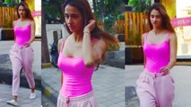 Disha Patani spotted in casual pink look at Mumbai streets | Boldsky