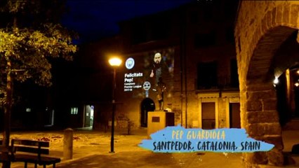 Proyecciones de felicitación por todo el mundo para felicitar al Manchester City por la Premier