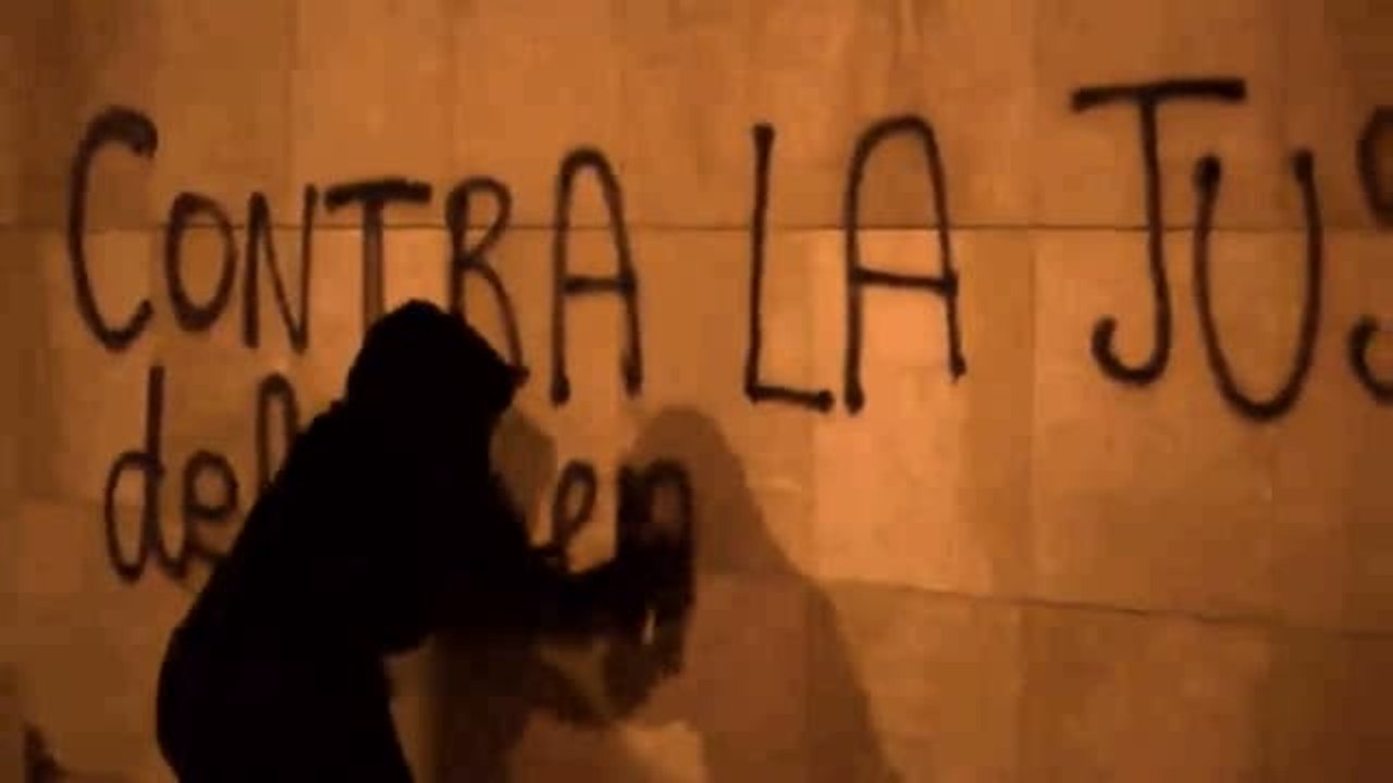 Arran muestra su peculiar forma de protestar contra los juzgados