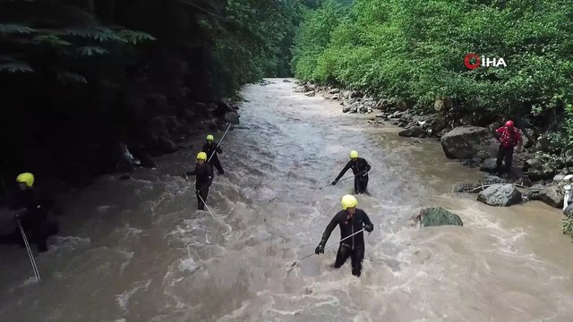 Selde kaybolan 3 kişiyi arama çalışmaları havadan görüntülendi