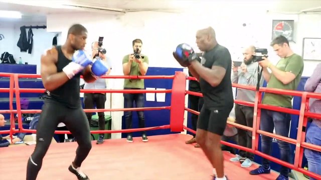 FRANK BRUNO GIVES ADVICE & GUIDES DANIEL DUBOIS IN THE RING, WHO SHOWS HIM HIS POWER ON PADS.