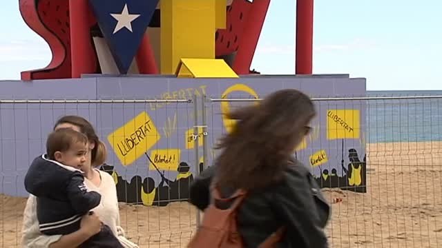 El demonio independentista en la playa de Badalona causa controversia entre los vecinos
