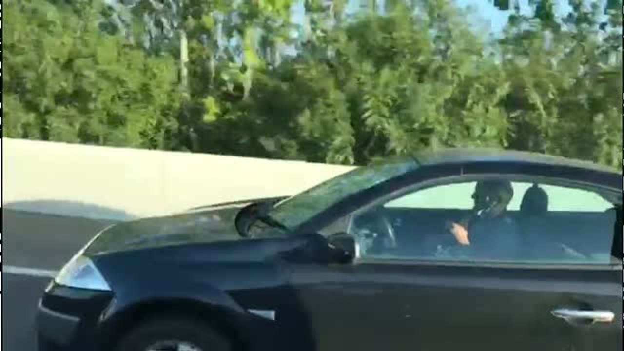 Graban a un conductor tocando la guitarra al volante en Mallorca