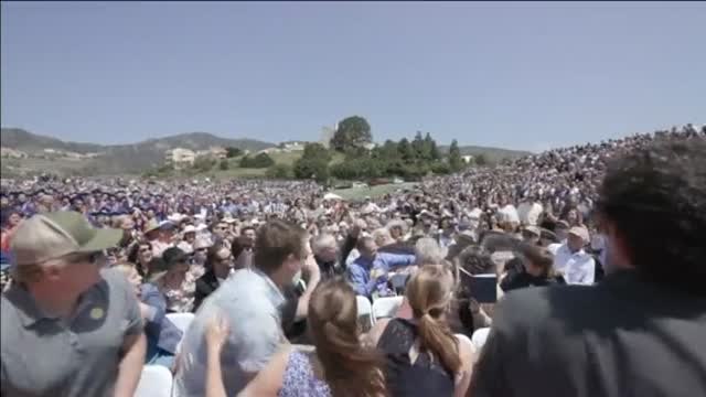 Dos pelícanos se cuelan en una ceremonia de graduación