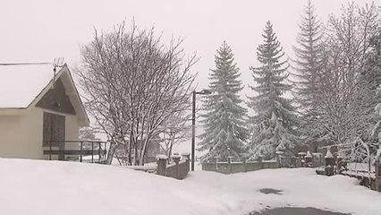 Puente de mayo pasado por agua y frío