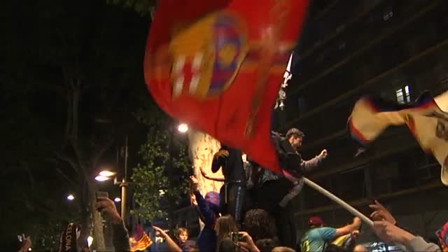Decenas de aficionados del Barça celebran en Canaletas su 25 título de Liga