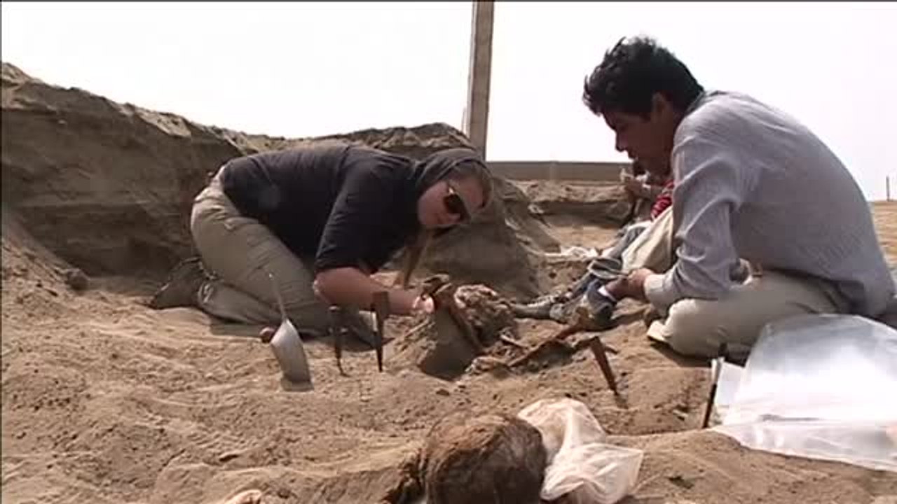 Localizan en Perú la mayor fosa común de niños