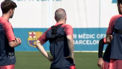 Iniesta protagonista en el entreno de Barça