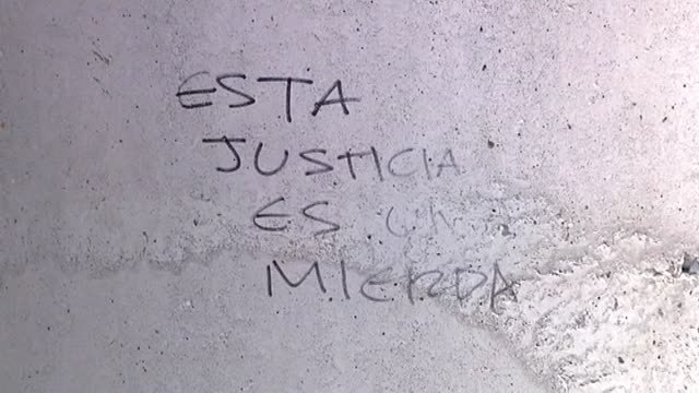 Aparecen pintadas en la fachada de la Audiencia de Navarra
