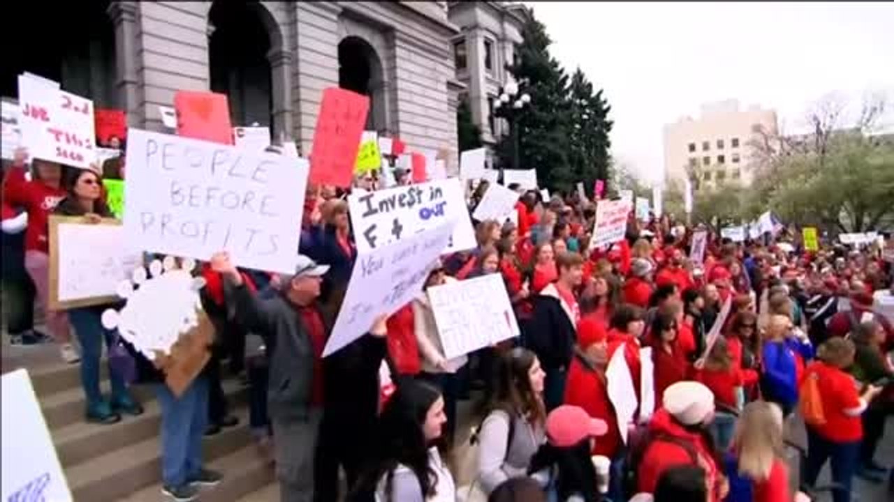 Marea roja por la educación