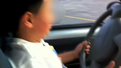 Enseñar a conducir a un niño es un delito.