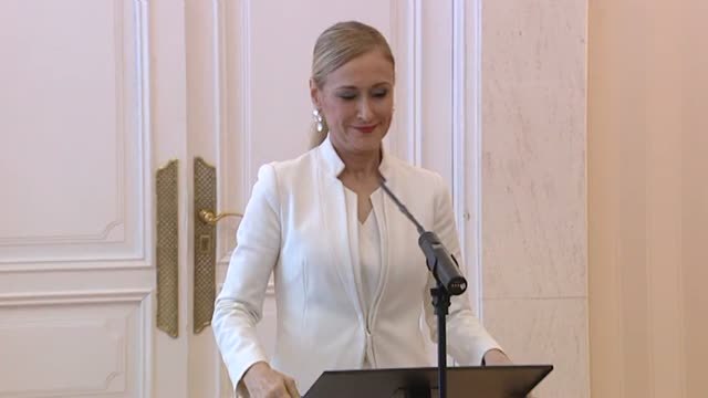 Cifuentes dimite pero se va con la cabeza muy alta