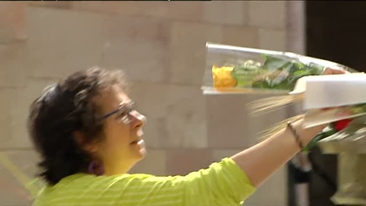 Un Sant Jordi de rosas amarillas para reivindicar la libertad de los políticos presos