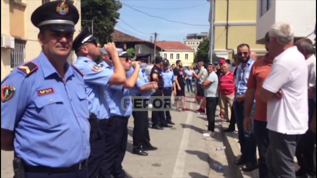 Report TV -Dy ditë më parë i goditën me gurë, sot militantët e PD-së shpërndajnë ujë për policët