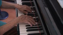 Colette Maze, la virtuosa de103 años que toca el piano cuatro horas al día