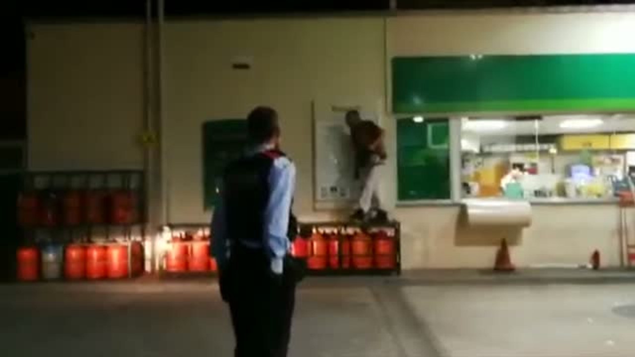 Un hombre perturbado amenaza con un cuchillo y una motosierra a varios agentes en Palafruguell