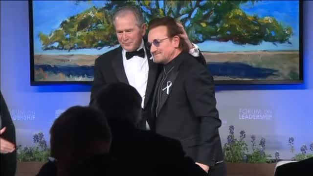 Bono recibe una medalla por su labor humanitaria de manos de Bush