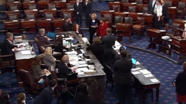 Una senadora de EEUU acude a votar a la cámara con su hija recién nacida