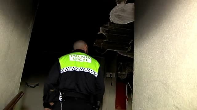 Un policía municipal salva a tres adultos y cuatro niños de un impresionante incendio en Murcia