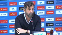 Sánchez Flores a punto de abandonar la sala de prensa tras la derrota ante el Eibar