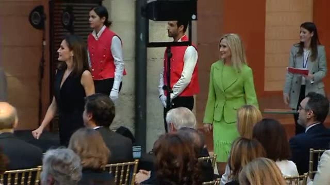 La Reina Letizia preside unos premios de literatura juvenil acompañada de Cristina Cifuentes