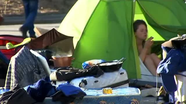 El Ayuntamiento de Barcelona desaloja la Plaza de Cataluña de cara a Sant Jordi