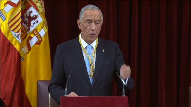 Representantes de ERC y PDeCAT entonan la 'Grândola Vila Morena' tras la intervención de Rebelo de Sousa