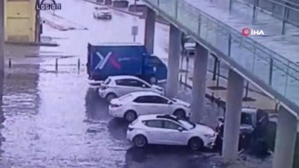 Lüks otomobil durağa böyle daldı