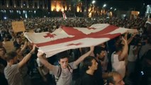 Miles de georgianos mantienen las protestas contra Rusia frente al Parlamento