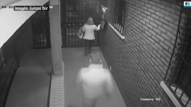 Brutal paliza a una sexagenaria en un portal