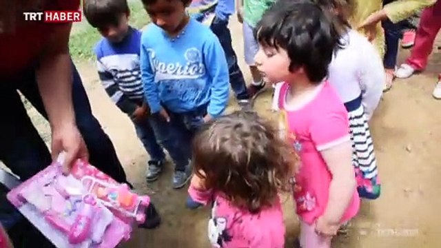Köy köy gezip çocuklara oyuncak dağıtıyorlar