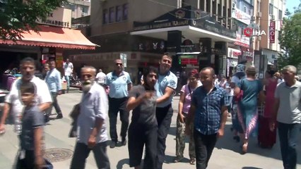 Zabıtayı Gören Dilenci Namaza Durdu