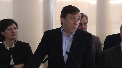 Hernando bromea con que él tiene "un máster como Dios manda"