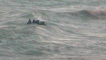 Un guardia civil se juega la vida para rescatar a una inmigrante tras zozobrar una embarcación