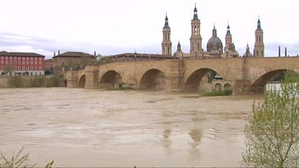 El Ebro, a punto de desbordarse, en una primavera que se parece más al invierno
