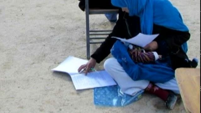 Una joven afgana de provincias consigue ayuda para entrar a una universidad privada en Kabul