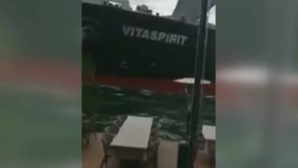 Un petrolero se estrella contra un edificio histórico en el Bósforo
