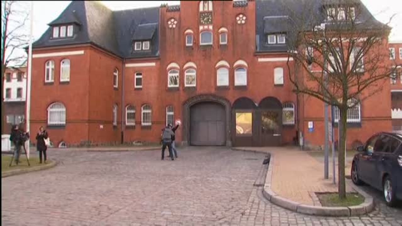 Euforia independentista a las puertas de la prisión alemana tras conocerse la puesta en libertad de Puigdemont