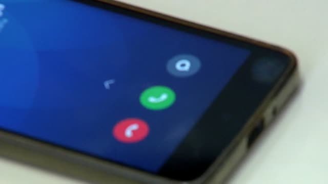 La Universidad de Málaga estudia prohibir el móvil en sus clases