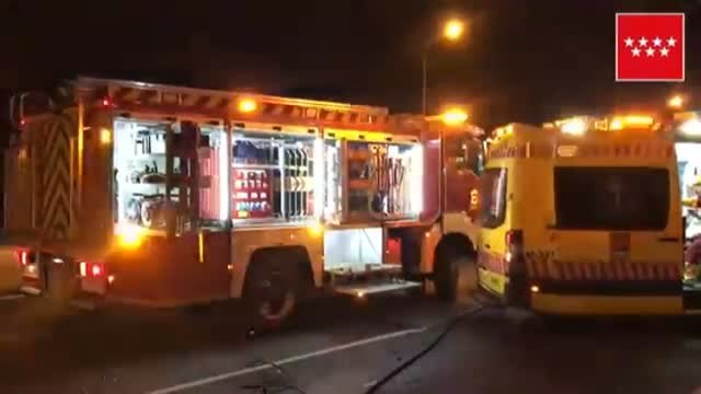 Sin heridos de gravedad en un aparatoso accidente entre un autobús y un camión en Pinto