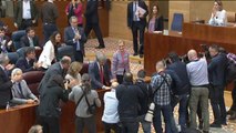 Una sonriente Cristina Cifuentes llega al pleno de la Asamblea de Madrid