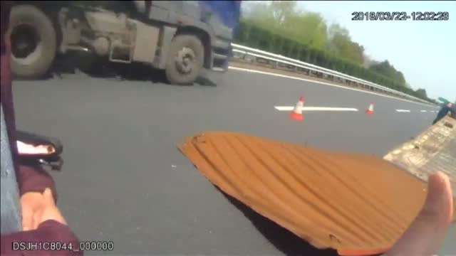 Un camión en China pierde parte del techo que impacta contra otro vehículo