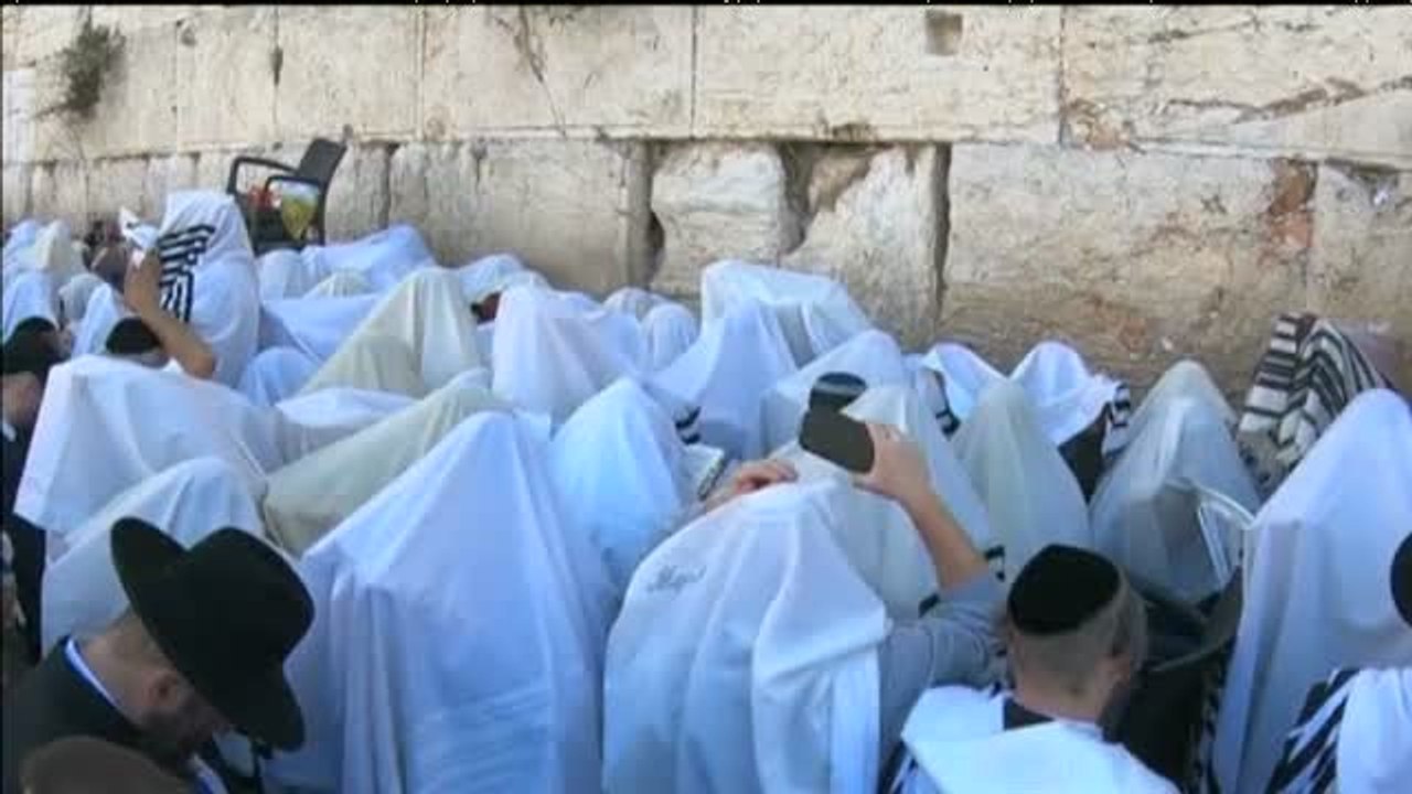 Miles de judíos asisten por Pascua a la Bendición Sacerdotal en el Muro de las Lamentaciones