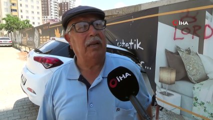 Freni boşalan sürücüsüz otomobil, inşaat duvarına çarptı